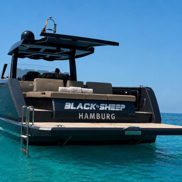 Relaxed charter moments aboard BLACK SHEEP