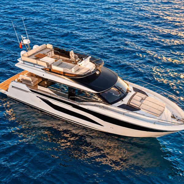 LA FAMILIA Prestige 4.9 Flybridge at anchor off Mallorca