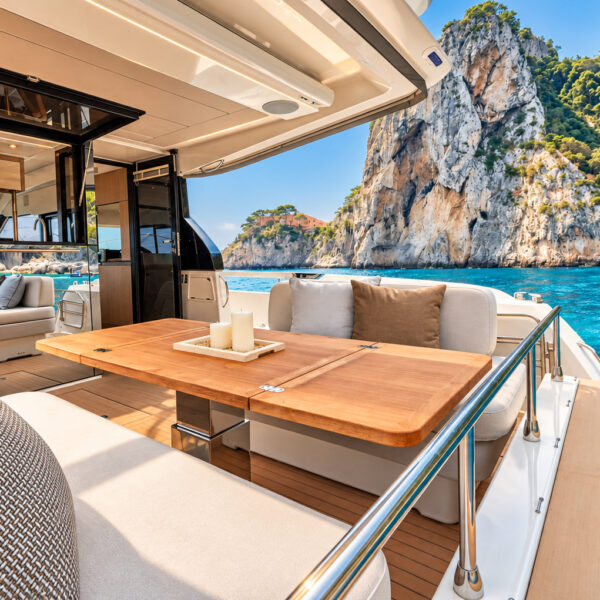 LA FAMILIA Prestige 4.9 cockpit dining area