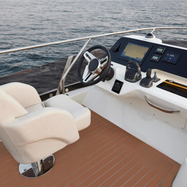 LA FAMILIA Prestige 4.9 flybridge helm station