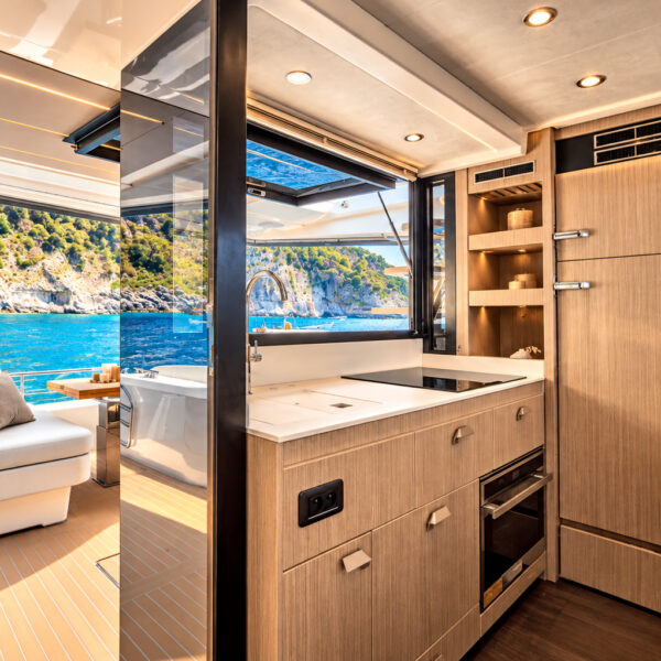 LA FAMILIA Prestige 4.9 main deck salon